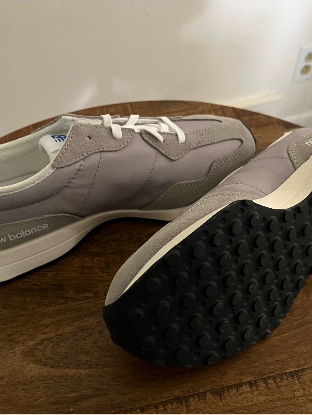New Balance Kids(or Women’s) 327 Light Grey and White Retro Runner NEW - Picture 2 of 5